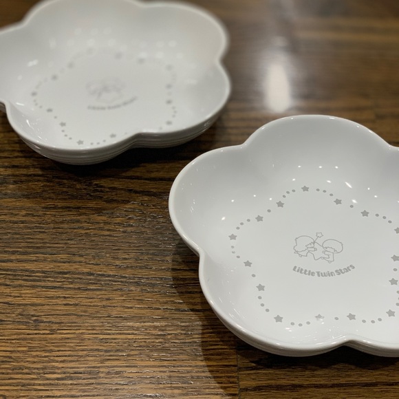Rare Like New Le Creuset Little Twin Stars White Medium Flower Dishes Set of 2 - Picture 4 of 6
